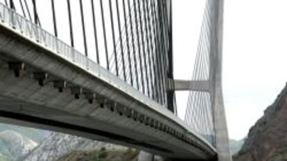 El puente que salva el embalse de Barrios de Luna, en el trazado de la autopista que explota Aucalsa. 