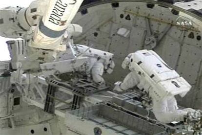 Dos astronautas, Piers Seller y Mike Fossum, prueban técnicas de reparación térmica.