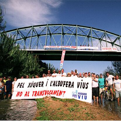 Cerca de cien personas se concentraron bajo el puente de hierro de Gavarda.