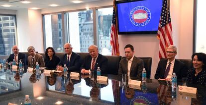 De izquierda a derecha, Jeff Bezos, Larry Page (Alphabet), Sheryl Sandberg (Facebook), el vicepresidente Mike Pence, Donald Trump, Peter Thiel, Tim Cook y Safra Catz (Oracle) en la Torre Trump en diciembre.