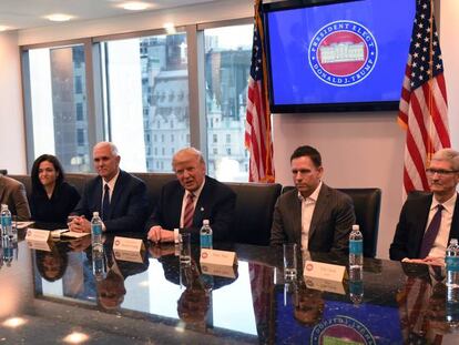 De izquierda a derecha, Jeff Bezos, Larry Page (Alphabet), Sheryl Sandberg (Facebook), el vicepresidente Mike Pence, Donald Trump, Peter Thiel, Tim Cook y Safra Catz (Oracle) en la Torre Trump en diciembre.