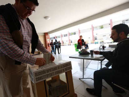 Un cuidadano vota en la capital mexicana.