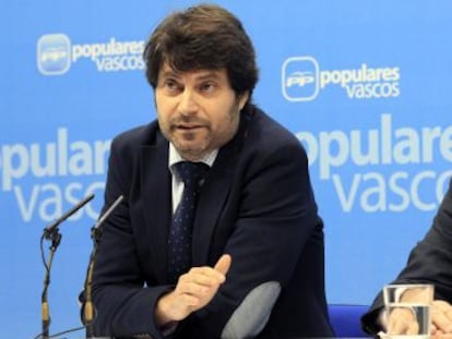 El secretario general del PP de Bizkaia y el responsable de Infraestructuras Jesus Isasi.