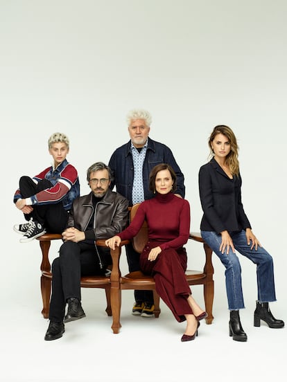 Pedro Almodóvar y parte del reparto del filme 'Madres paralelas'. De izquierda a derecha, Milena Smit, Israel Elejalde, Aitana Sánchez-Gijón y Penélope Cruz.