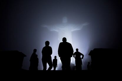 La familia Obama visita la estatua del Cristo Redentor en Río de Janeiro, durante su visita a Brasil en marzo de 2010.