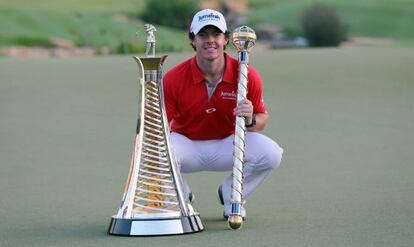 Rory McIlroy posa con el trofeo.  