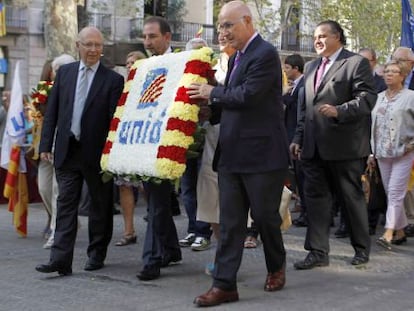 El líder de EDC, Josep Antoni Duran Lleida, en primer término, encabezando la ofrenda floral de su partido al monumento de Rafael Casanova en la Diada.