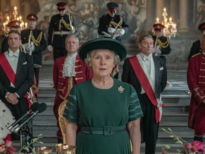 Imelda Staunton, como Isabel II en el cuarto capítulo de la quinta temporada de 'The Crown'.