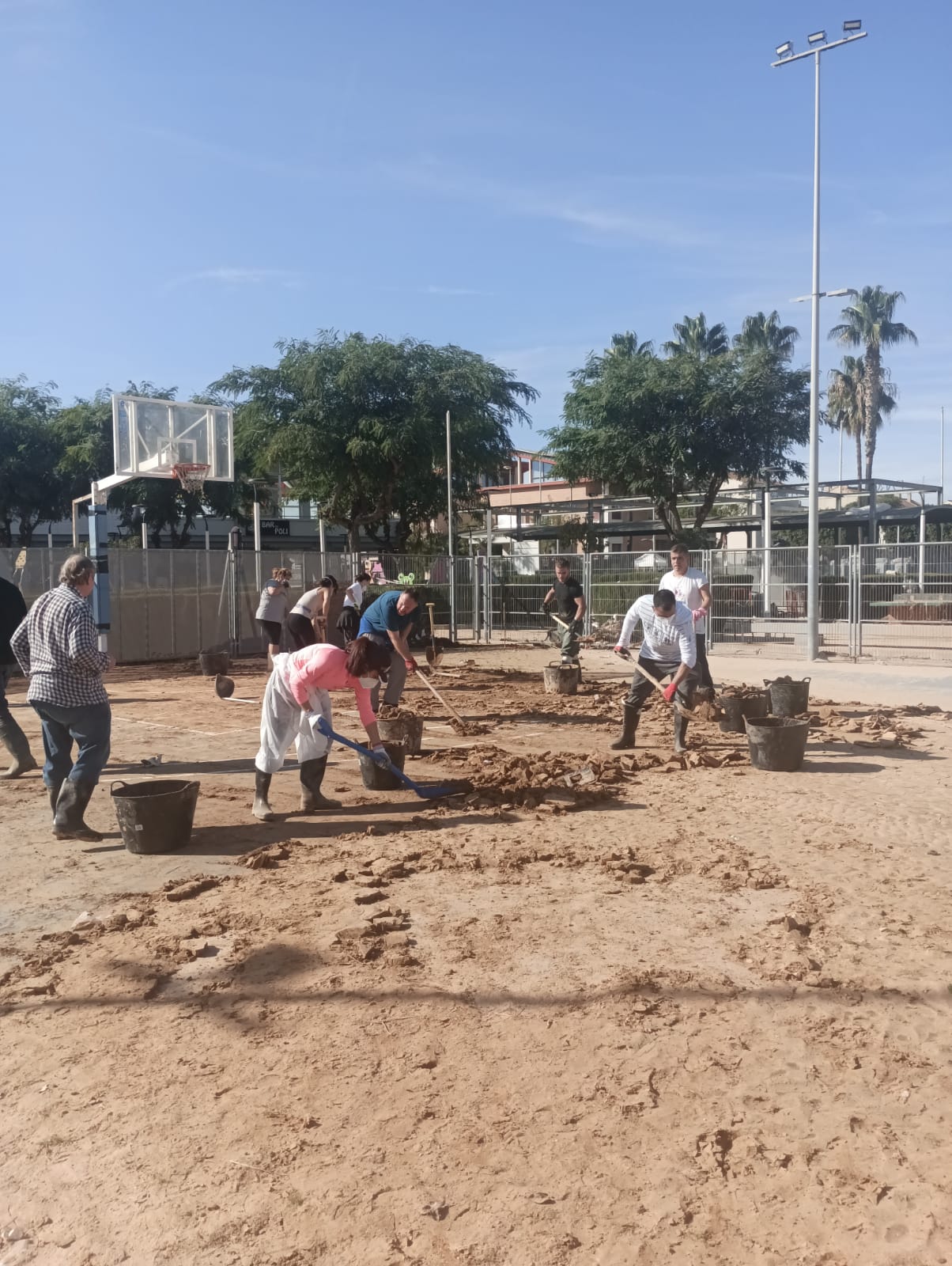 Limpieza de las pistas anegadas de barro del Logos Sedaví durante las semanas posteriores a la dana.