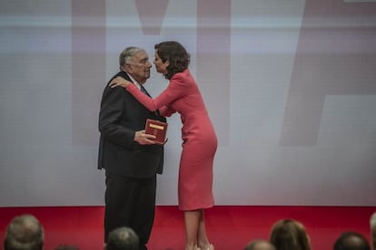 El periodista Luis María Ansón recibe de manos de la presidenta de la Comunidad de Madrid la Encomienda de Número de la Orden del 2 de Mayo.