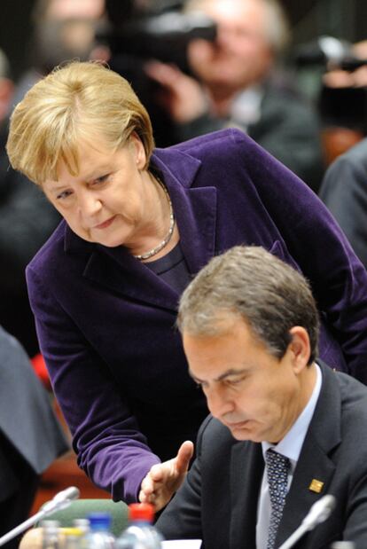 La canciller alemana, Angela Merkel, se dirige a Rodríguez Zapatero al comenzar la reunión de ayer.