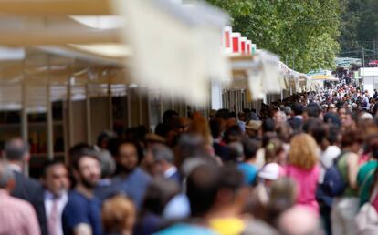 Ambiente en la Feria del Libro de Madrid.