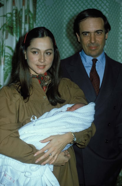 Isabel Preysler con su hija Tamara Falcó en brazos y su marido el marqués de Griñón, en 1981.