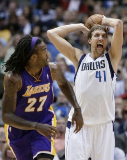 Nowitzki protege el bal&oacute;n ante Hill.