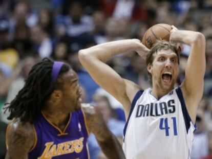 Nowitzki protege el balón ante Hill.
