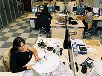 Trabajadores en las oficinas de la empresa riojana Arsys.es, dedicada al registro de dominios.