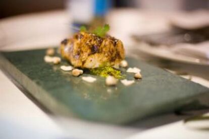 Plato de salmonete con sus hígados del chef asturiano Marcos Morán.