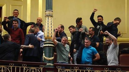 Un grupo de estibadores celebra en el Congreso la derogación del decreto ley de la estiba.
