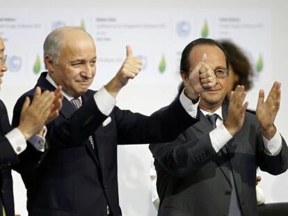 Ban Ki-moon, Laurent Fabius i Francois Hollande celebren l&#039;acord.