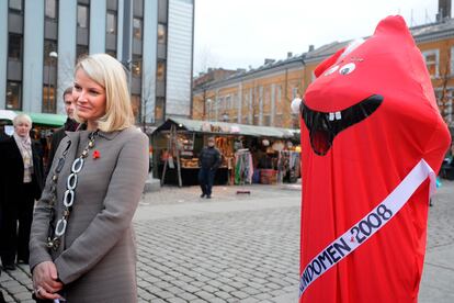 La princesa noruega Mette Marit es embajadora de buena voluntad de UNAIDS, la organización de la ONU que lucha contra el sida. Aquí la vemos acompañada de un simpático condón rojo, algo impensable en la familia real española.