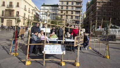 Usuarios del centro ocupacional Los Silos de Burjassot en su protesta de la Plaza de la Virgen de Valencia.