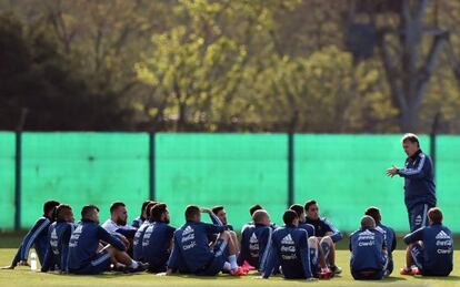 Martino habla a sus futbolistas durante en un entrenamiento en Buenos Aires, el pasado martes.