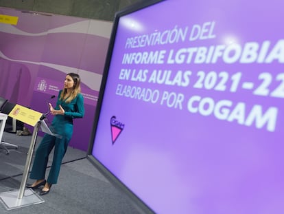 La ministra de Igualdad, Irene Montero, durante la presentación del informe de COGAM ‘LGTBfobia en las aulas 2021-2022’, este viernes en el Ministerio de Igualdad, en Madrid.