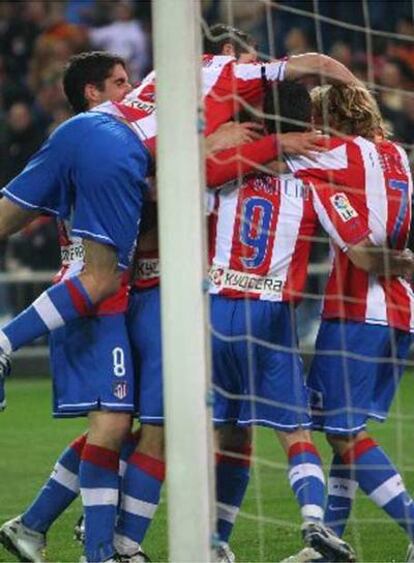 Los jugadores del Atlético celebran un gol