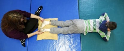 Una monitora realiza ejercicios con una ni&ntilde;o que padece dislexia en el colegio BrotMadrid.