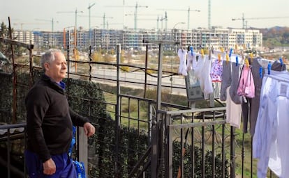 Tom&aacute;s Mart&iacute;n en su casa de Arroyo del Fresno, que ser&aacute; expropiada para construir viviendas.