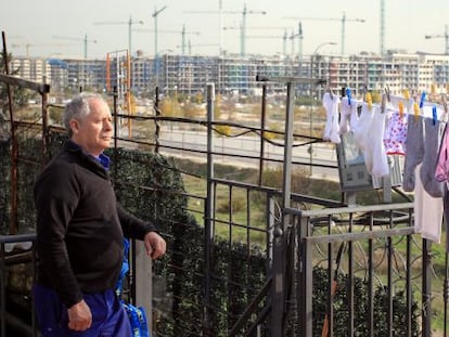 Tom&aacute;s Mart&iacute;n en su casa de Arroyo del Fresno, que ser&aacute; expropiada para construir viviendas.