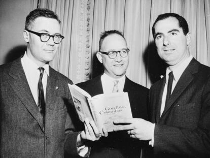De izquierda a derecha, los tres ganadores del Premio Nacional de Literatura, Robert Lowell, Richard Ellmann y Philip Roth, en Nueva York, el 24 de marzo de 1960.