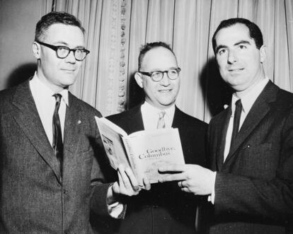 De izquierda a derecha, los tres ganadores del Premio Nacional de Literatura, Robert Lowell, Richard Ellmann y Philip Roth, en Nueva York, el 24 de marzo de 1960.
