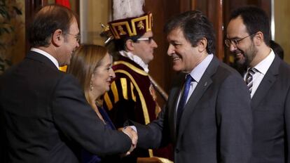Javier Fernández saluda a los presidentes del Congreso, Ana Pastor, y del Senado, Pío García-Escudero en la Cámara Baja con motivo del 38 aniversario de la Constitución.