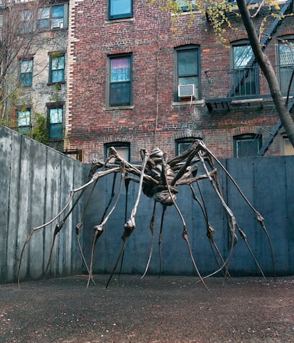 Una de las emblemáticas 'arañas' de Louise Bourgeois, en el patio de su casa en Nueva York.
