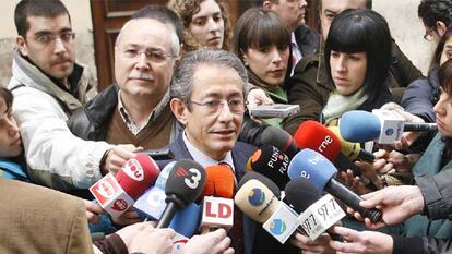 Ángel Luna y José Camarasa, ayer, a la puerta de la sede de la empresa pública de la Generalitat en Valencia.