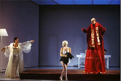 Una escena de <b></b><i>El balcón,</i> en el Festival de Aix-en-Provence, con Hillary Summers, Alison Cook y Csaba Airizer, de izquierda a derecha.