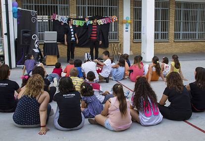 Voluntarios de Mamás en Acción en un espectáculo de fin de curso.