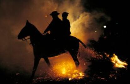 Tradicional salto de hogueras a caballo en la víspera de San Antón en el pueblo abulense de San Bartolomé de Pinares.