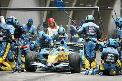Alonso, en pleno repostaje en el pasado Gran Premio de China.