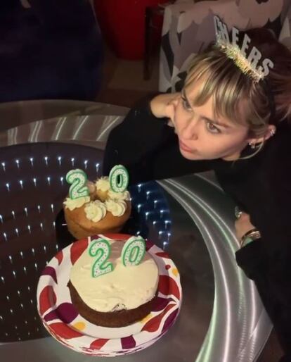 Dos tartas con dos número '20' y un vídeo con ella soplando las velas fue toda la felicitación de Miley Cyrus para el año nuevo.