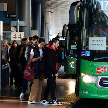 MADRID, 28/10/2024.-Varios usuarios del transporte público se suben a uno de los autobuses de los servicios mínimos en un intercambiador de autobuses este lunes en Madrid. Los sindicatos CCOO y UGT constatan un amplio seguimiento a la huelga del transporte de viajeros que ha arrancado este lunes a pesar de unos servicios mínimos que califican de "abusivos" y coinciden en que las primeras horas están transcurriendo con normalidad y sin incidencias reseñables. EFE/J.J. Guillén
