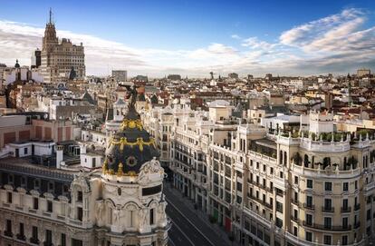 Panorámica de la Gran Vía madrileña, con el edificio Metrópolis, uno de los más emblemáticos.