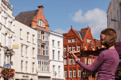 Una violinista en Grafton Street, en Dublín.