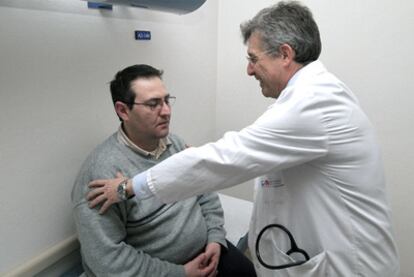 El médico Juan Pareja simula dos momentos de una exploración en su consulta a pacientes con narcolepsia.En la imagen con David Franco.