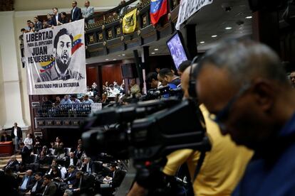 Una pancarta con el retrato del legislador venezolano detenido, Juan Requesens, desplegada durante el homenaje a Fernando Albán en la Asamblea Nacional, en Caracas.