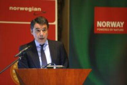 GRA184. MADRID, 11/11/2013.- El presidente de la Comunidad de Madrid, Ignacio González, durante su intervención en el acto de presentación de la aerolínea "low cost" Norwegian Airlines, que empezará a operar en el aeropuerto de Barajas a partir de junio de 2014. Norwegian prevé captar 700.000 nuevos turistas en el primer año de actividad de su nueva base de operaciones de Madrid, la quinta de esta empresa en España, según ha apuntado su presidente-fundador, Bjørn Kjos. EFE/Javier Lizón