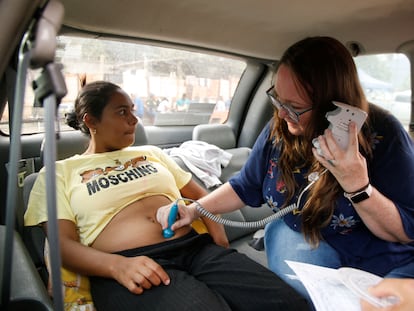 Leticia Serrano le realiza un ultrasonido a Luzmar Rodríguez en San Sebastián Tula, Oaxaca