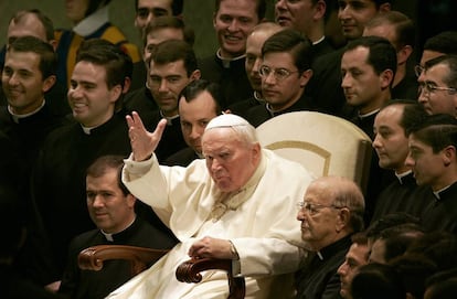 O papa João Paulo II em uma foto com Marcial Maciel e padres da Legião de Cristo no Vaticano em 2004. 