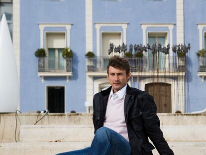 Juan Carlos Ferrero posa delante de su hotel en Bocairente, Valencia.